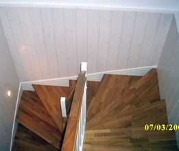 Treppenstufen und Handlauf Eiche keilgezinkt Wände mit Paneele