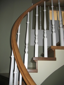 Treppe mit Handlaufkrümmling und aufgesattelten Treppenstufen